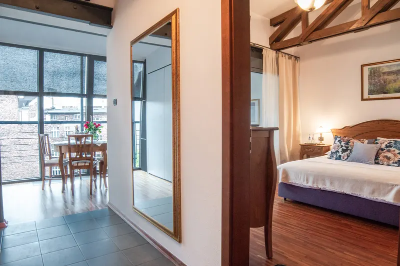Sypialnia i przeszklone przejście do części wypoczynkowej — Apartament Deluxe, Hornigold